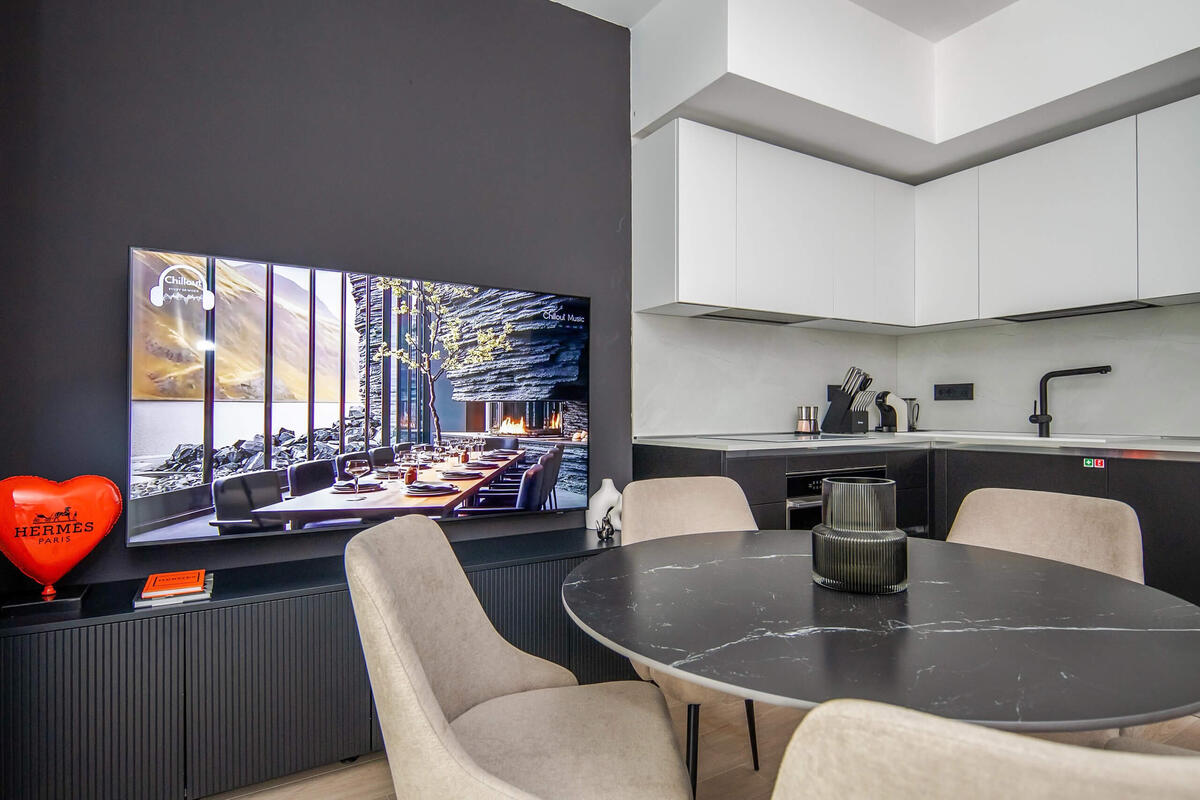 Luxury 2BR Apartment with Garden and Parking